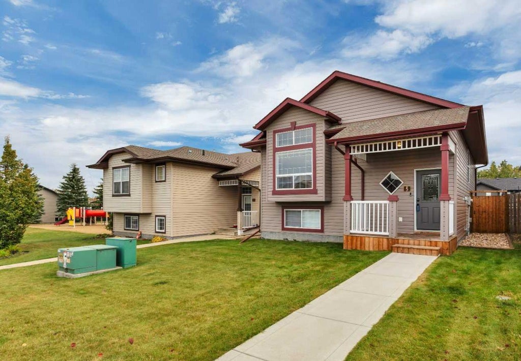 Photo of 5 Wilkinson Circle, Sylvan Lake, AB T4S 2N7 (MLS # A2348386)