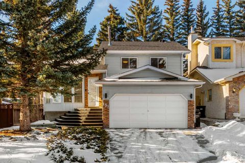 131 Stratton Crescent SW Calgary AB T3H 1T7