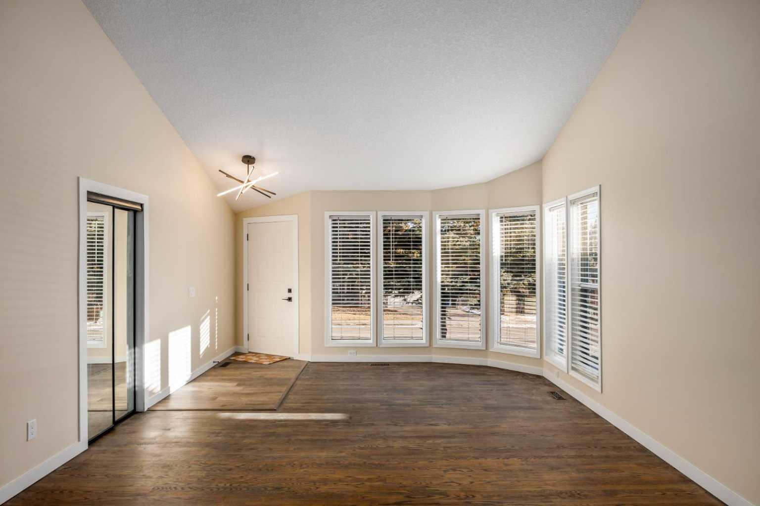 131 Stratton Crescent SW