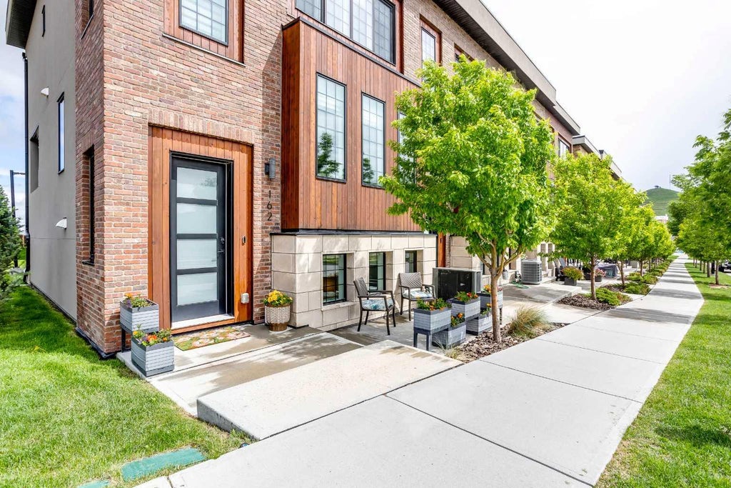 Photo of 162 Greenbriar Way NW, Calgary, AB T3B 6J1 (MLS # A2320674)