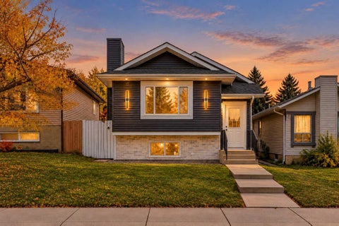 Photo of 28 Sandstone Hill NW, Calgary, AB T3K 2W7 (MLS # A2355742)