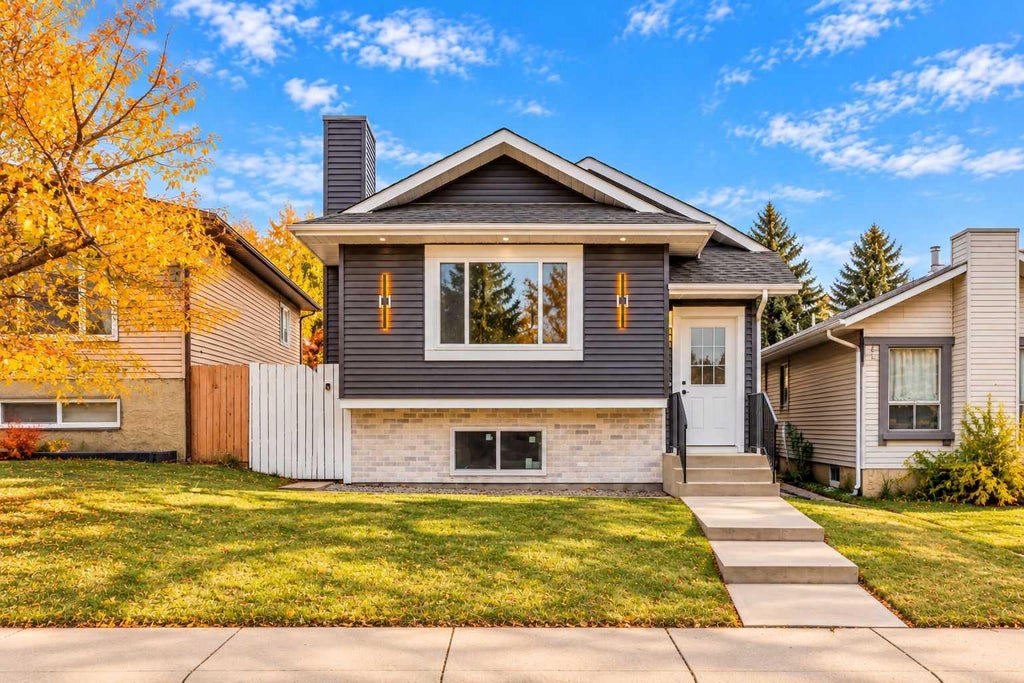Photo of 28 Sandstone Hill NW, Calgary, AB T3K 2W7 (MLS # A2355742)