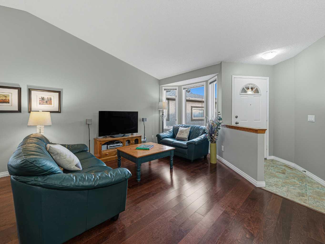 301 Arbour Cliff Close NW