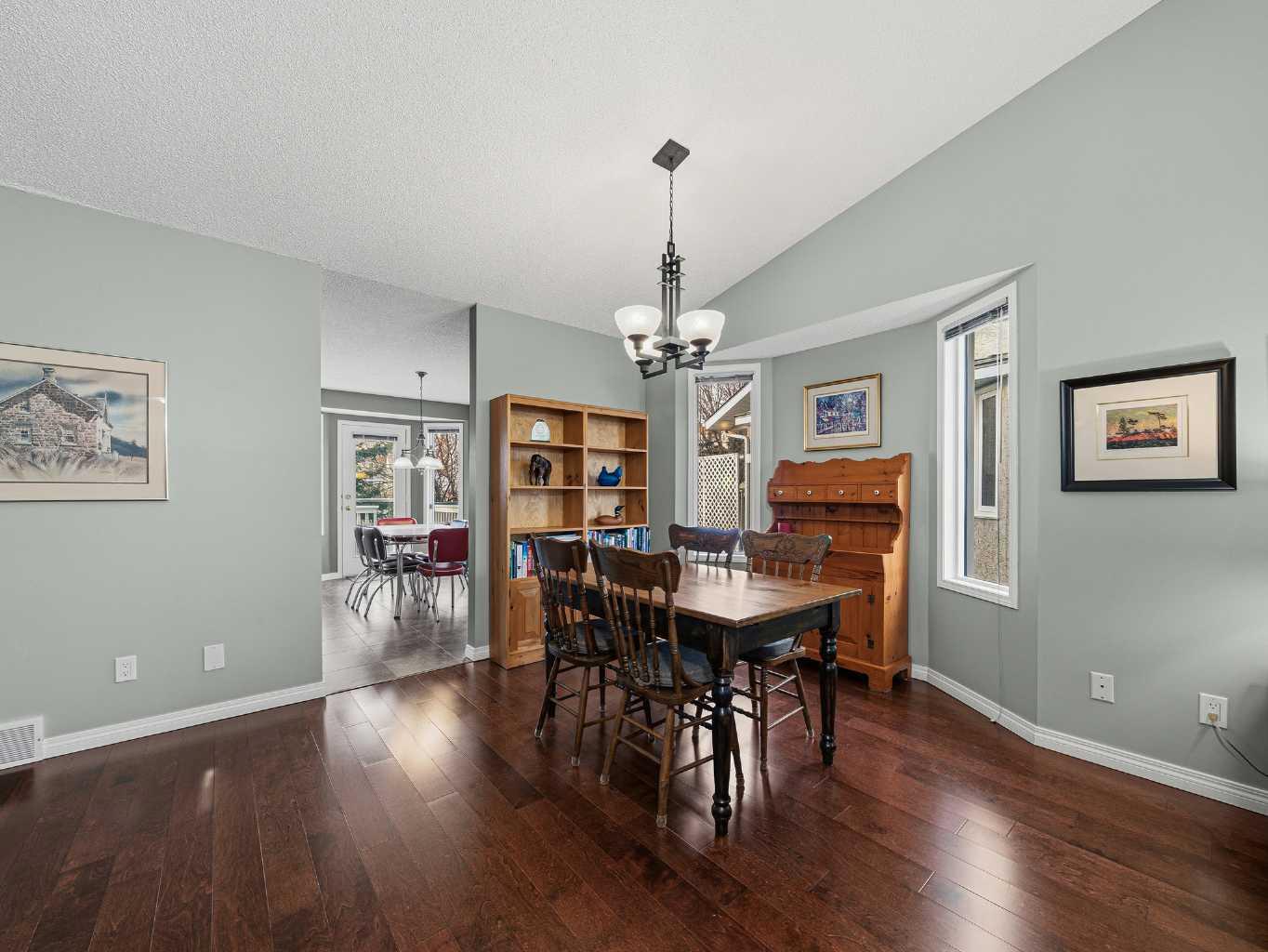 301 Arbour Cliff Close NW