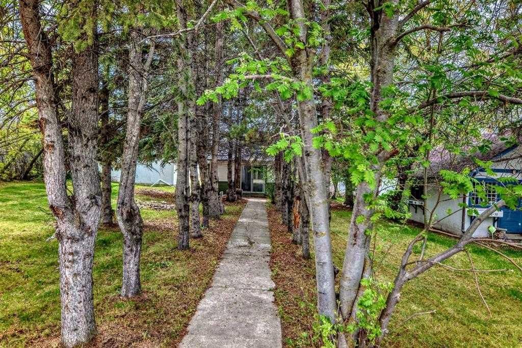 Photo of 4734 50 Street, Sylvan Lake, AB T4S 1G6 (MLS # A2252047)