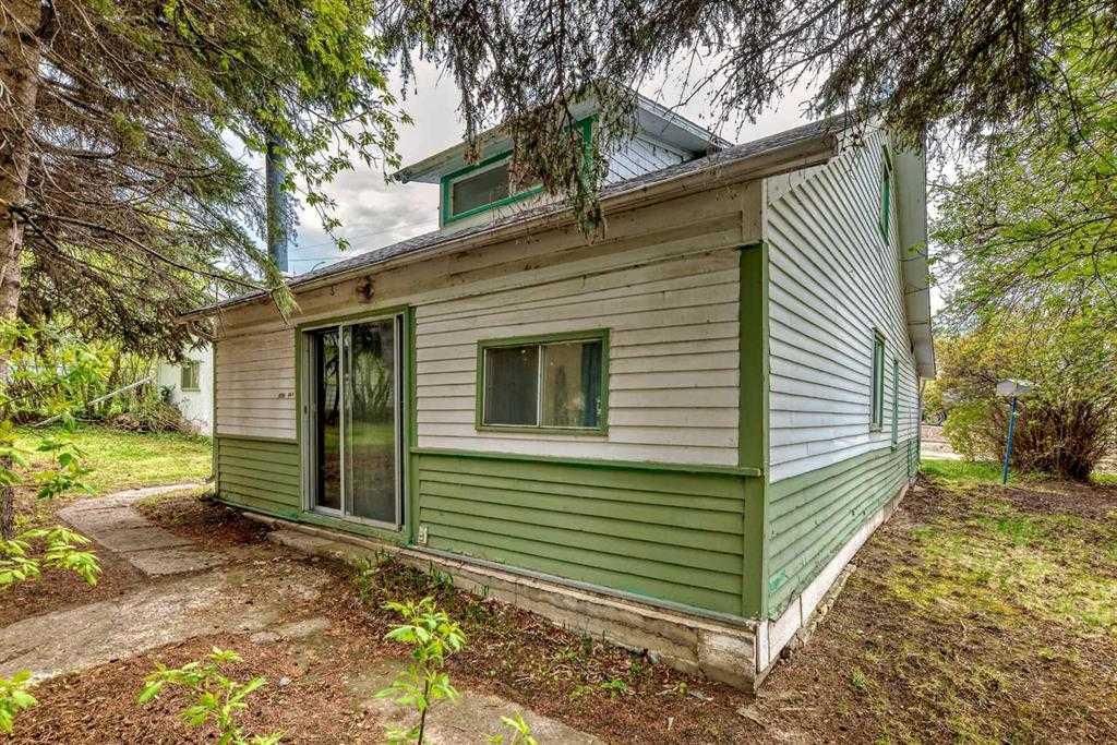 Photo of 4734 50 Street, Sylvan Lake, AB T4S 1G6 (MLS # A2252047)