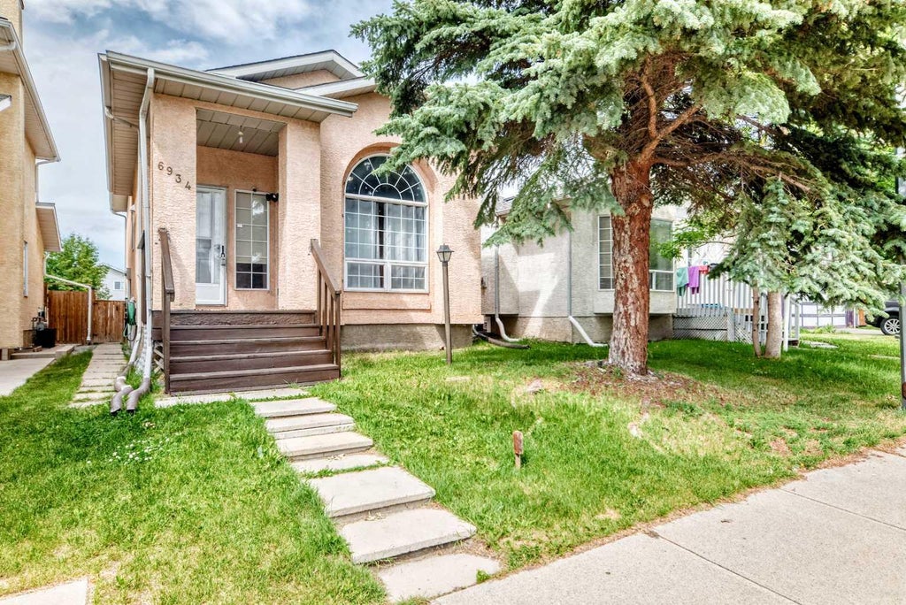 Photo of 6934 Laguna Way NE, Calgary, AB T1Y 6W2 (MLS # A2330918)