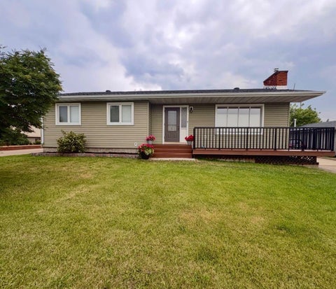 Photo of 5015 53 Street, Eckville, AB T0M 0X0 (MLS # A2329189)