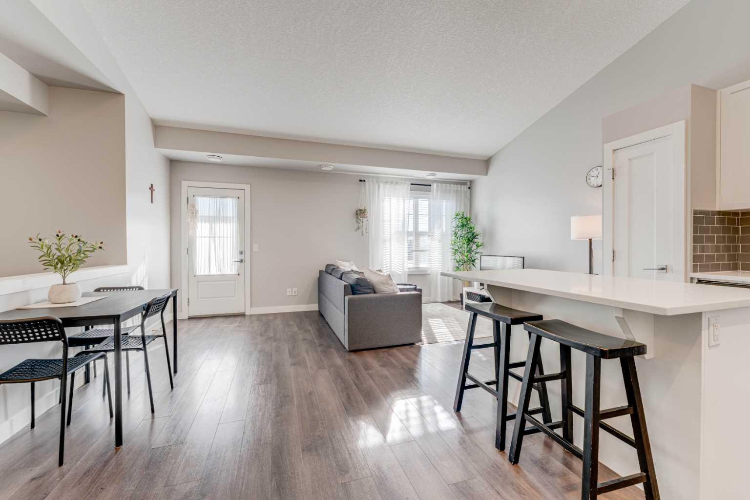 165 Evanscrest Gardens NW