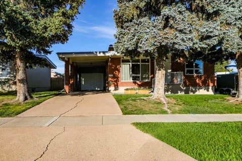 Photo of 1812 Lakemount Boulevard S, Lethbridge, AB T1K 3R6 (MLS # A2348008)