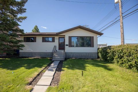 Photo of 4833 49 Street, Olds, AB T4H 1E3 (MLS # A2323798)