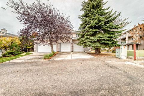 82 Sierra Morena Green SW Calgary AB T3H 3E5