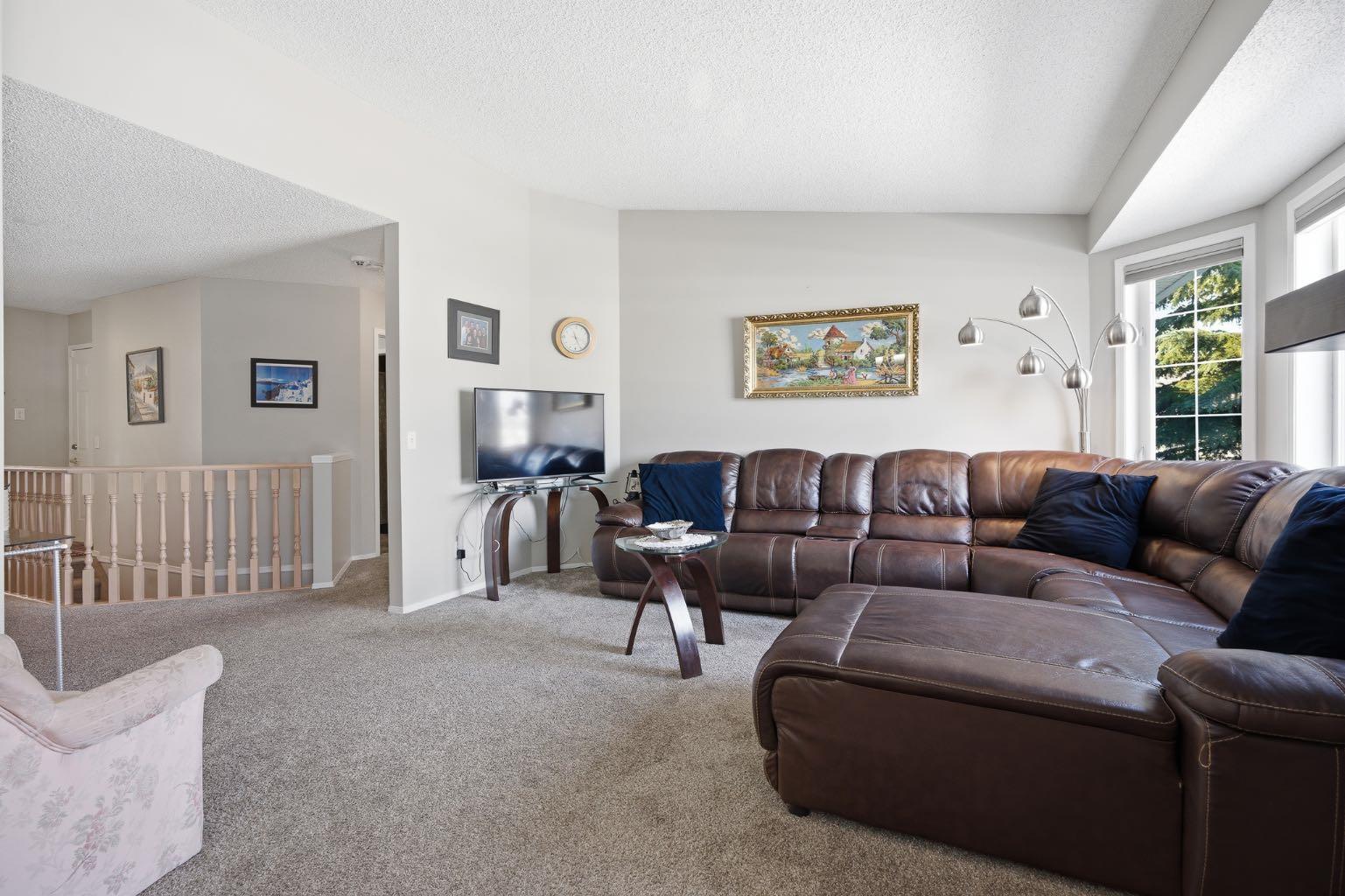 216 Valley Ridge Heights NW