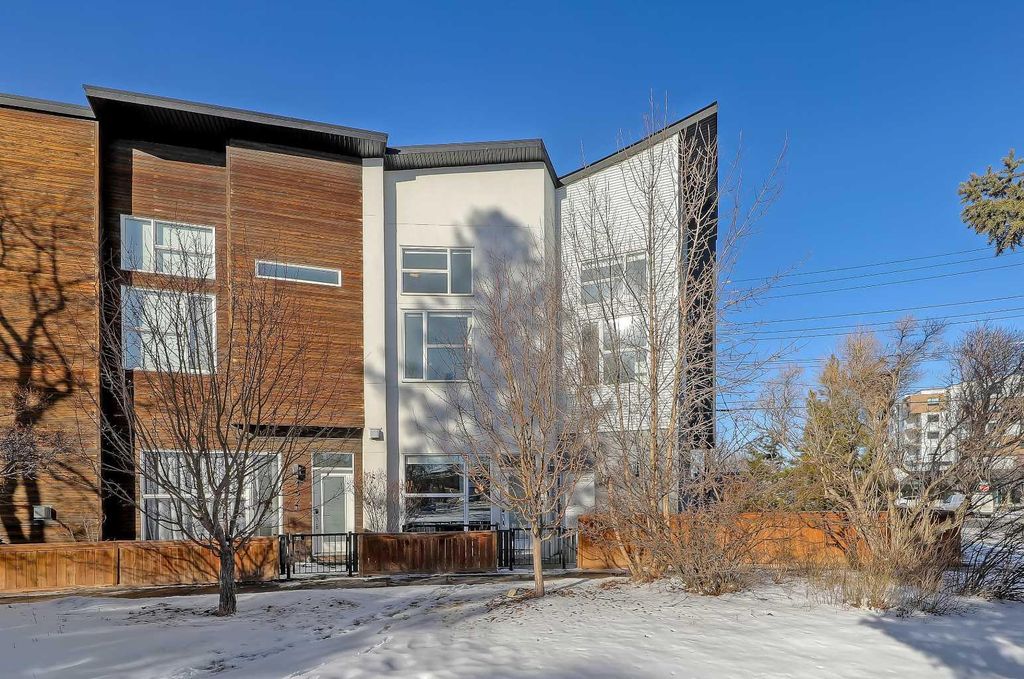 Photo of 454 15 Avenue NE, Calgary, AB T2E 4Z8 (MLS # A2282630)