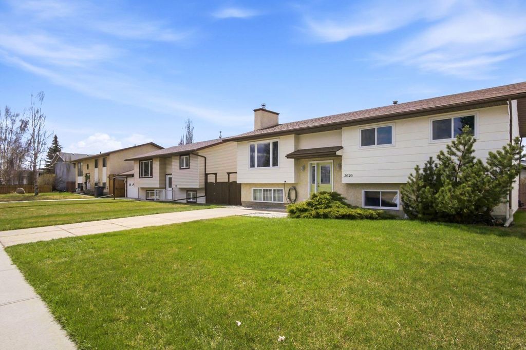 Photo of 5626 57 Avenue, Olds, AB T4H 1K2 (MLS # A2309173)