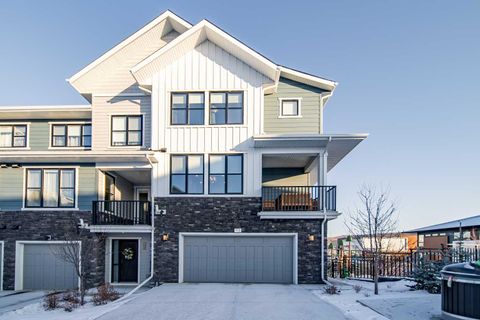 713 Crestridge Common SW Calgary AB T3B 6L6
