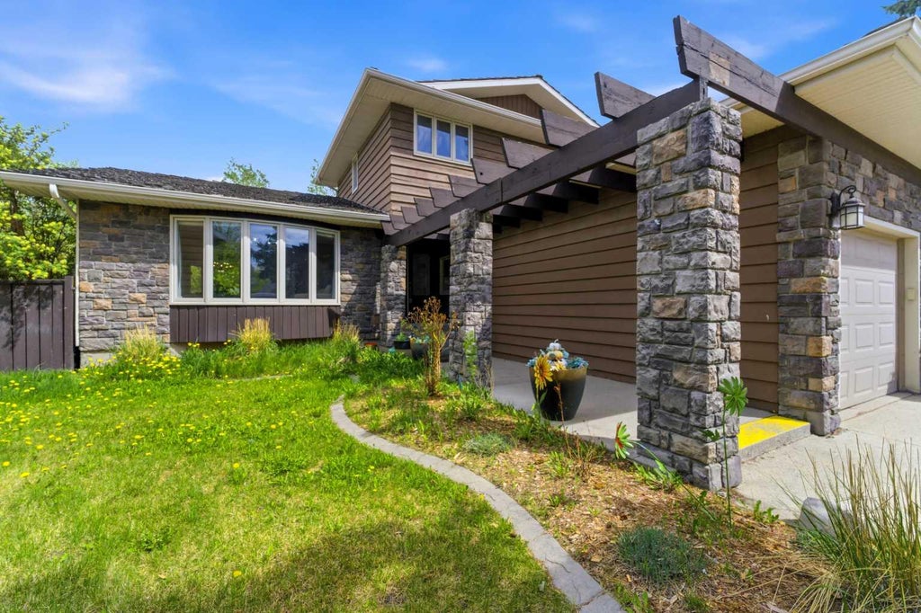 Photo of 36 Varsity Estates Court NW, Calgary, AB T3B 5B1 (MLS # A2315838)