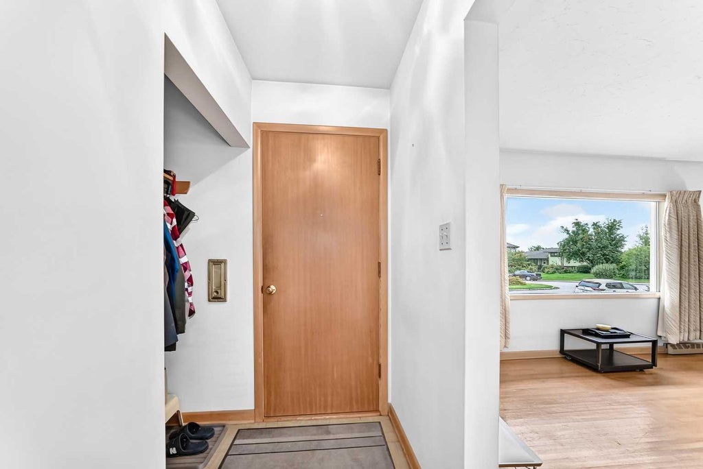 Photo of 14 Carnarvon Way NW, Calgary, AB T2K 1W4 (MLS # A2345418)