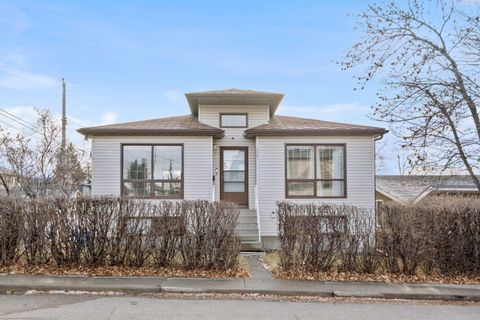 4507 37 Avenue SW Calgary AB T3E 1C9
