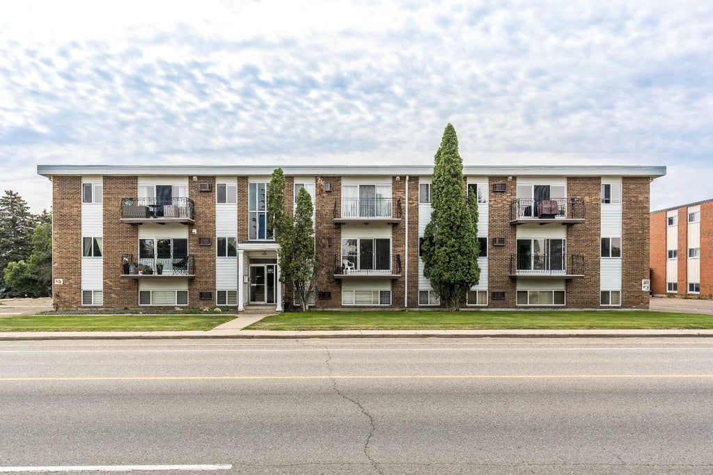 Photo of 663 12 Street NW #206, Medicine Hat, AB T1A 7M1 (MLS # A2330660)