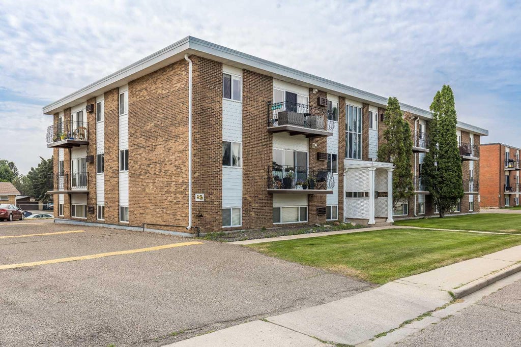 Photo of 663 12 Street NW #206, Medicine Hat, AB T1A 7M1 (MLS # A2330660)