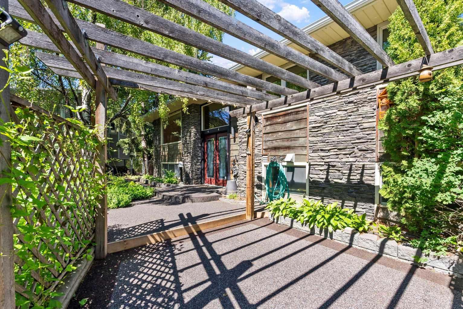 210 Dalgleish Bay NW