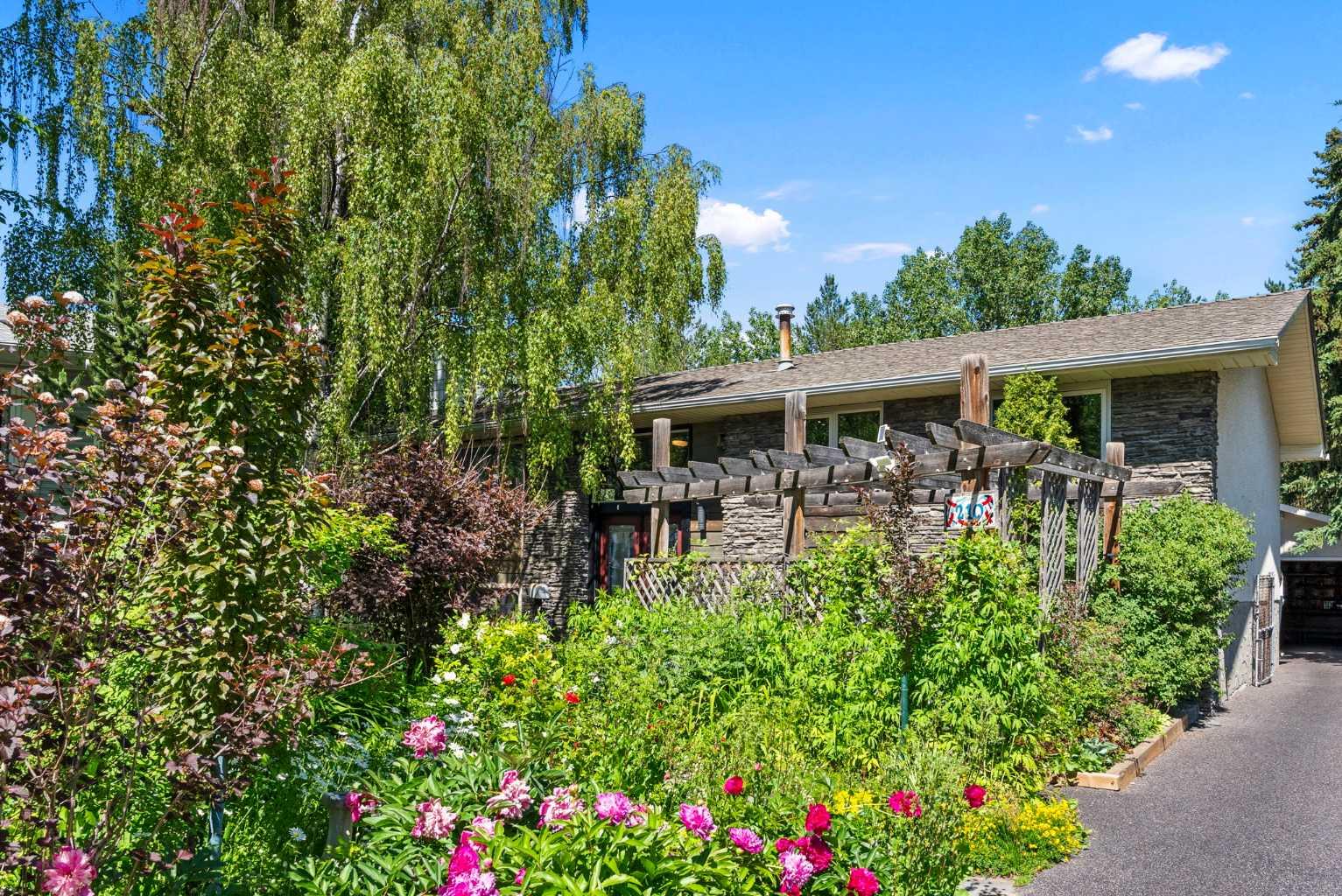 210 Dalgleish Bay NW