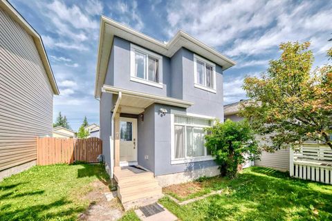 7 Martinview Crescent Calgary AB T3J 2S2
