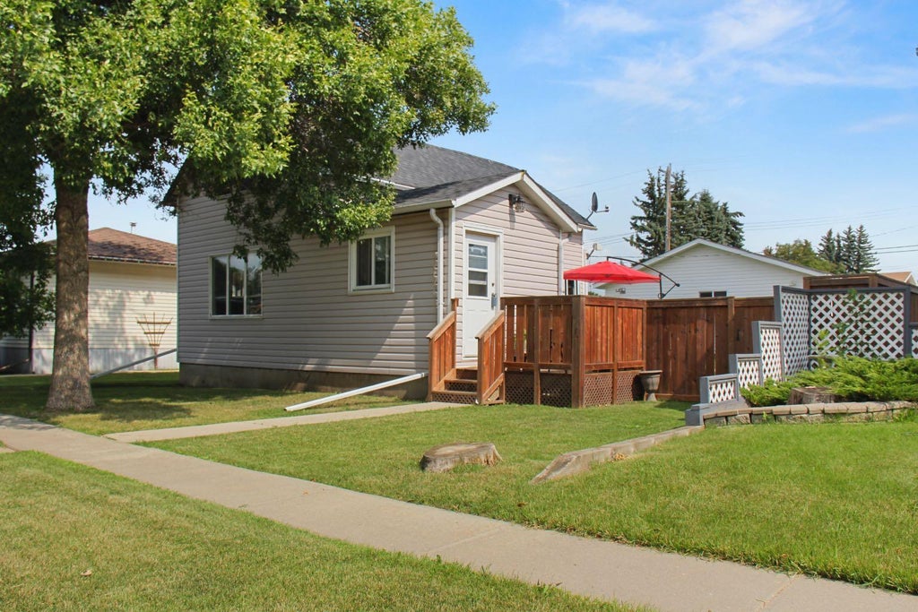 Photo of 5129 51 Street, Daysland, AB T0B 1A0 (MLS # A2337588)