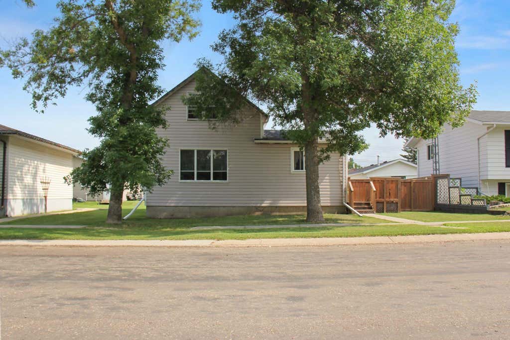 Photo of 5129 51 Street, Daysland, AB T0B 1A0 (MLS # A2337588)