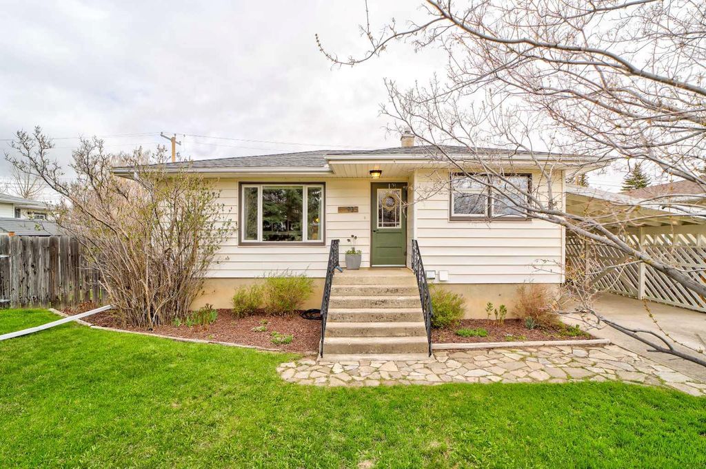 Photo of 935 Kettles Street, Pincher Creek, AB T0K 1W0 (MLS # A2307443)