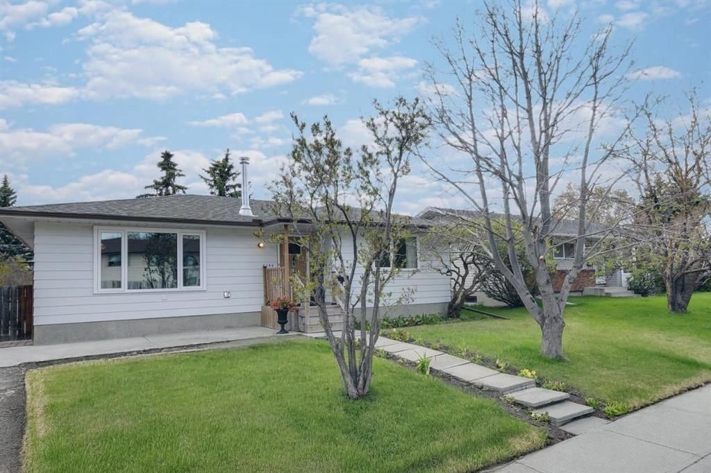 Photo of 6140 Dalmarnock Crescent NW, Calgary, AB T3A 1H2 (MLS # A2320957)