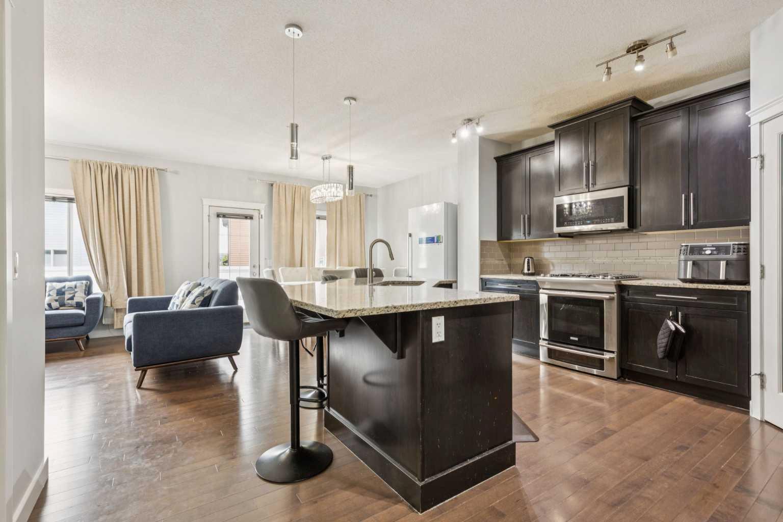 325 Evanspark Gardens NW
