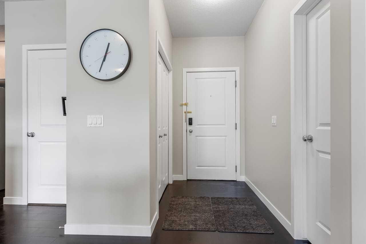 5305 32 Avenue SW 4201