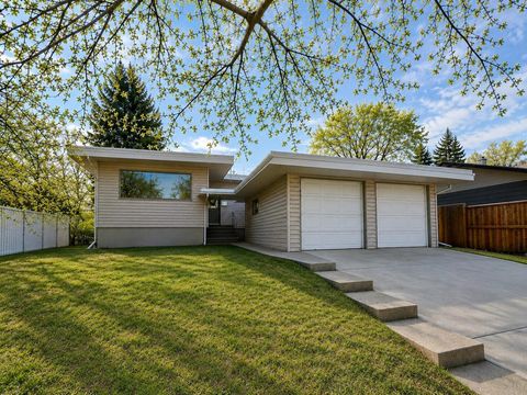 Photo of 19 Meadowview Road SW, Calgary, AB T2V 1V9 (MLS # A2299309)