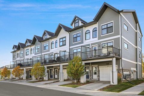 119 Les Jardins Park SE Calgary AB T2C 5V3