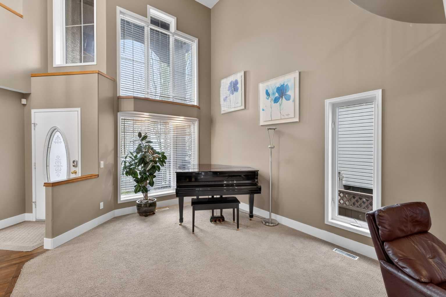 111 Valley Ponds Crescent NW