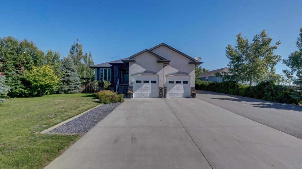 Photo of 106 Derochie Drive W, Claresholm, AB T0L 0T0 (MLS # A2323282)