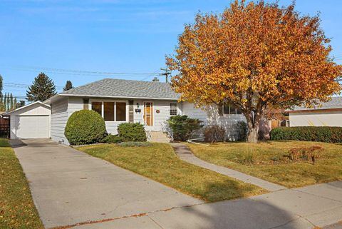 10 Glamorgan Drive SW Calgary AB T3E 4Z2