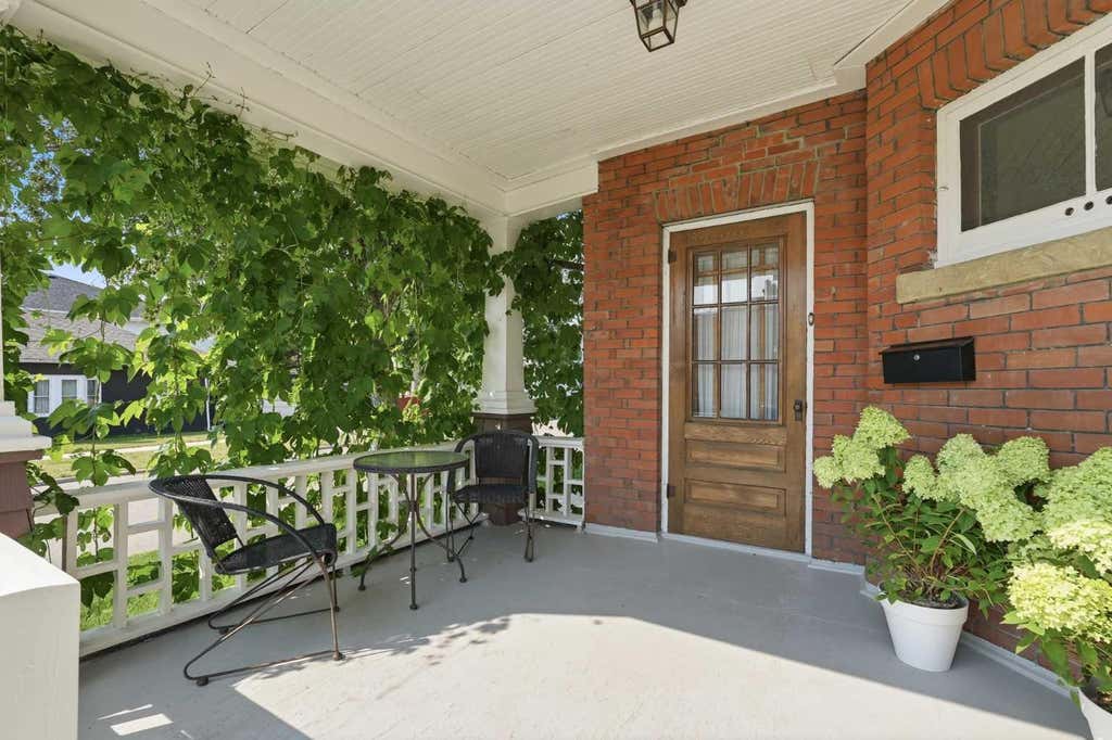 Photo of 1801 2 Street NW, Calgary, AB T2M 2W5 (MLS # A2331127)