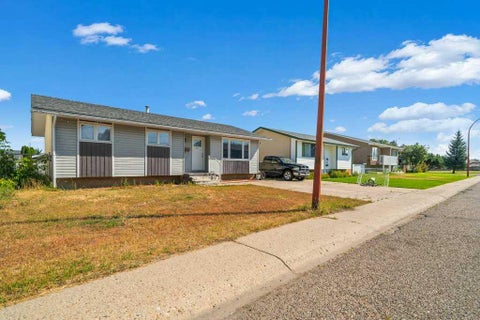 Photo of 480 Hilton Crescent Cres NE, Medicine Hat, AB T1C 1E5 (MLS # A2333525)