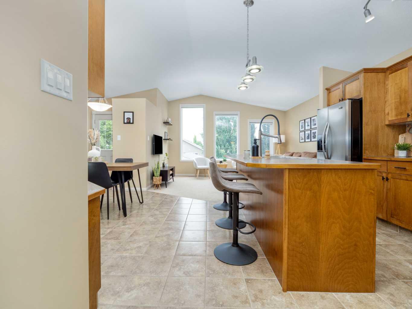 488 Silkstone Crescent W