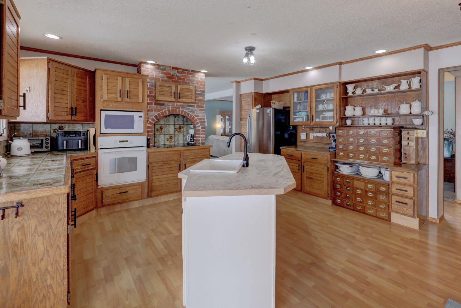 710 Bankview Close