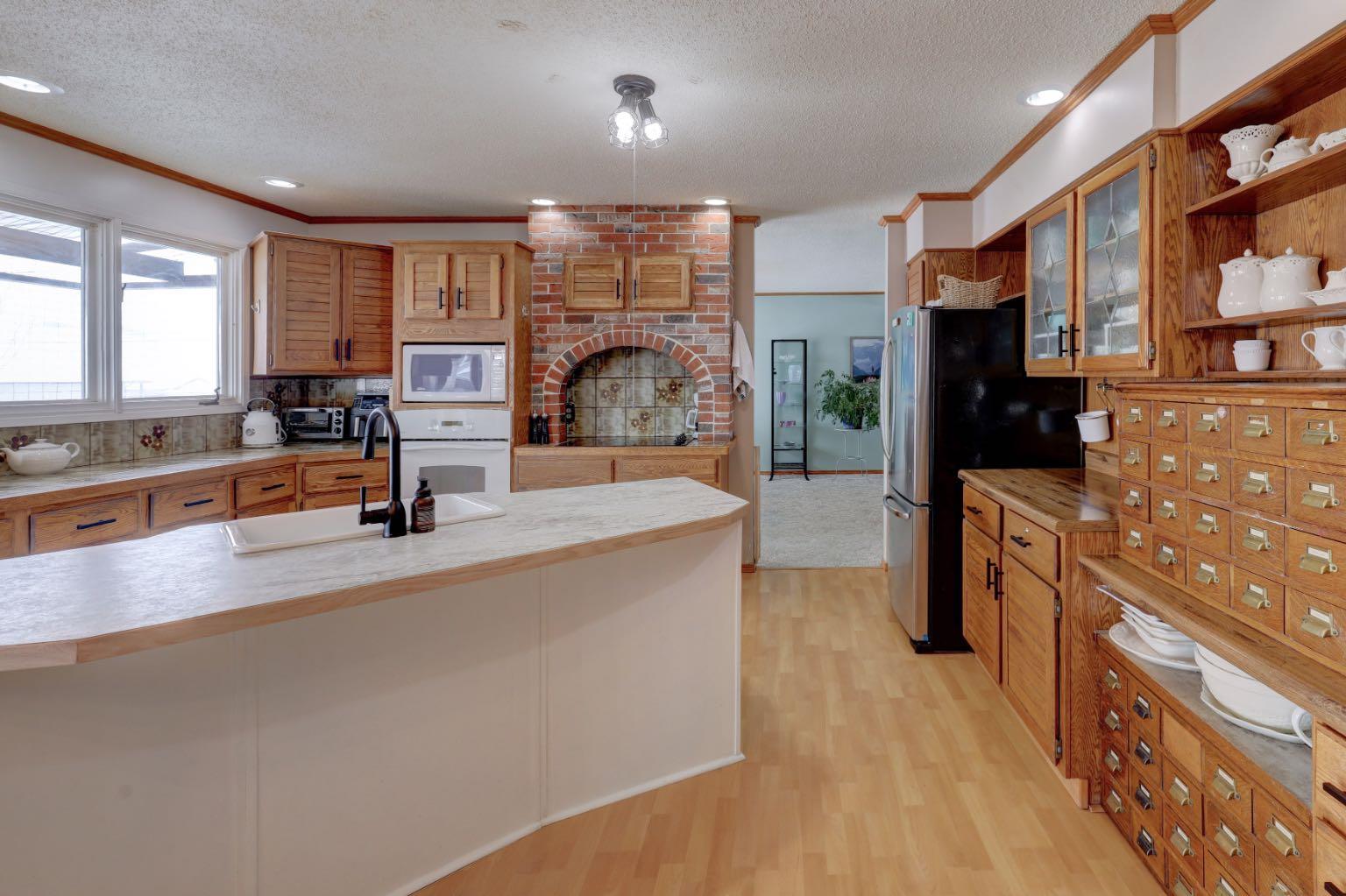 710 Bankview Close