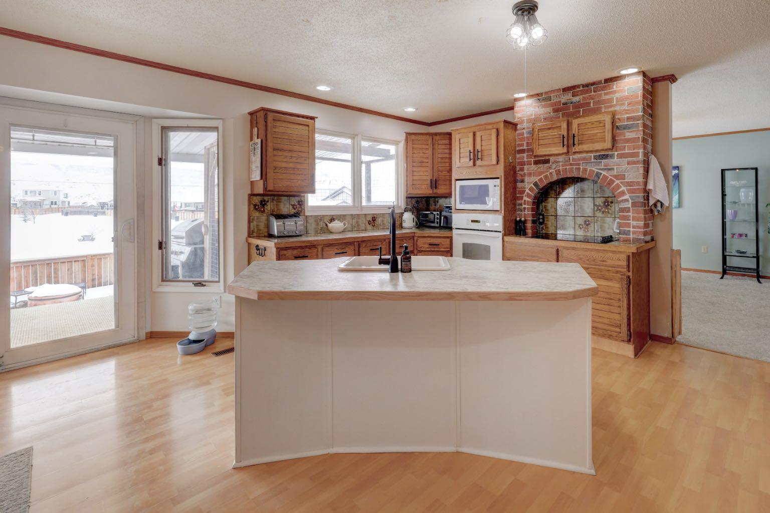 710 Bankview Close