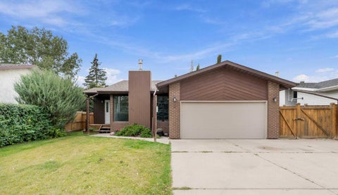 Photo of 20 Garden Court, Sylvan Lake, AB T4S 1M4 (MLS # A2346168)