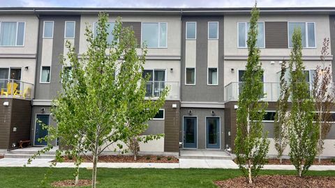 Photo of 212 Shawnee Square SW, Calgary, AB T2Y 0T7 (MLS # A2326333)