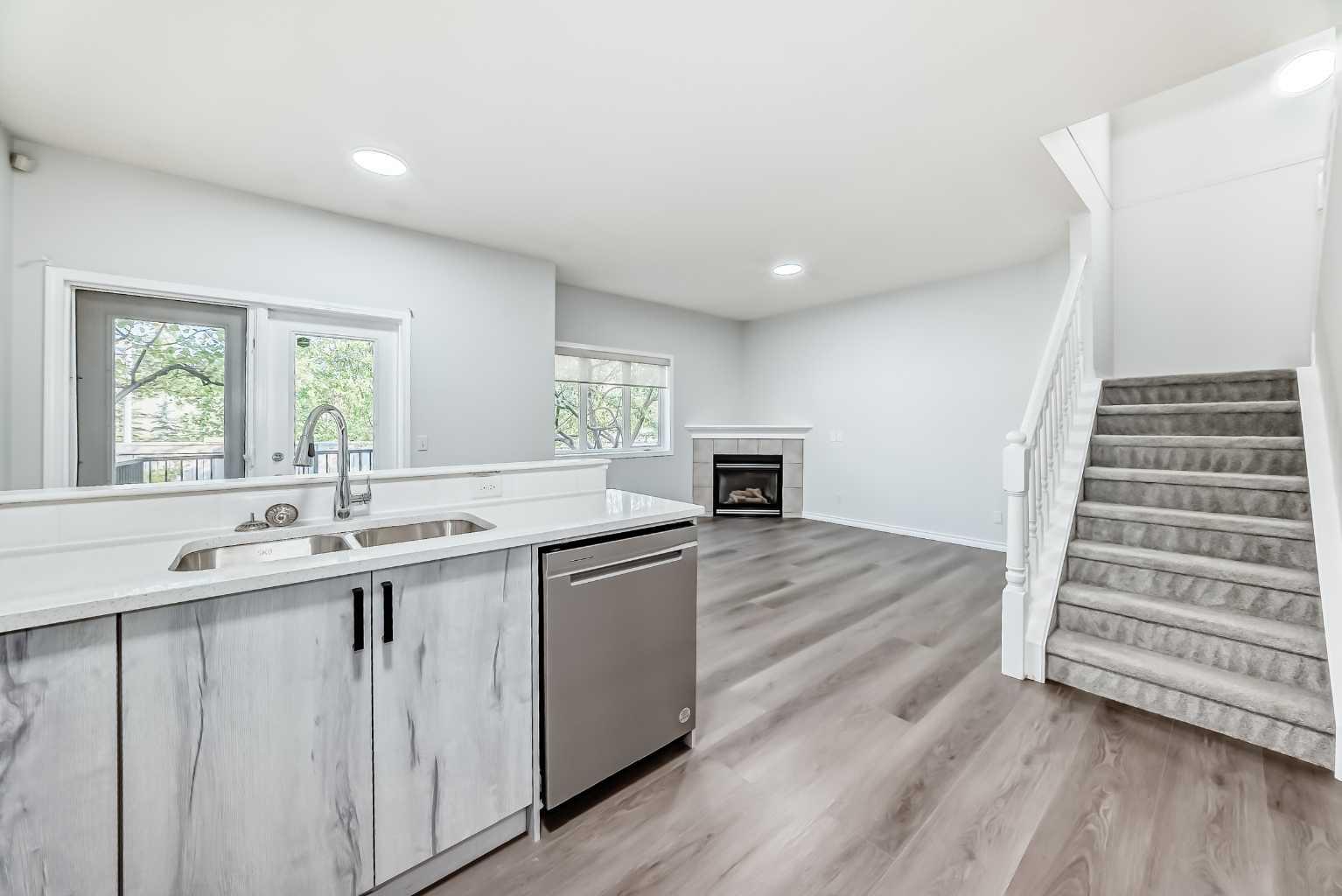 92 simcoe Place SW