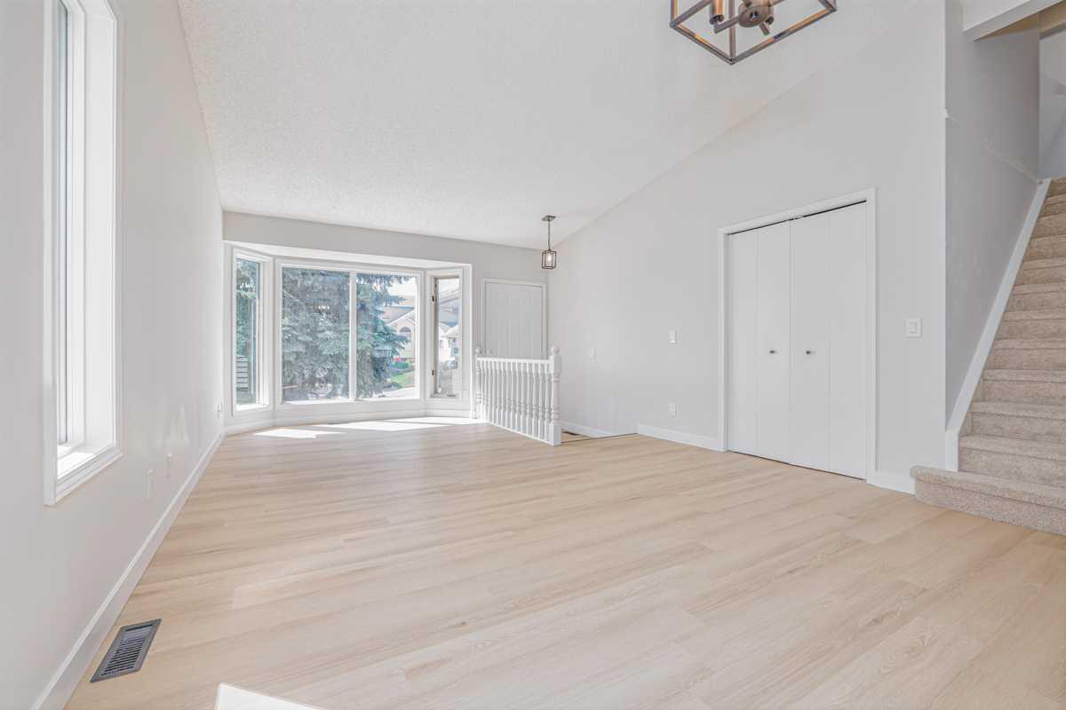 208 Macewan Valley Road NW