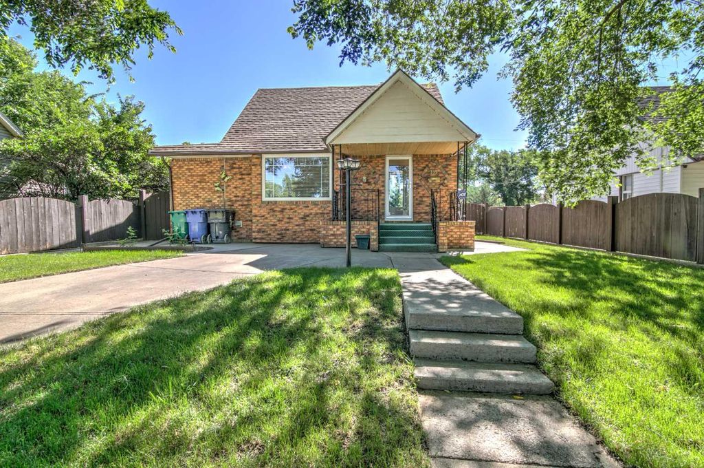 Photo of 735 17 Street N, Lethbridge, AB T1H 3E2 (MLS # A2328874)